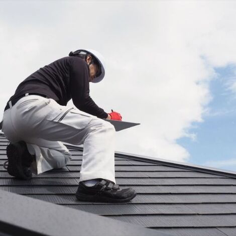 屋根の確認作業をするスタッフ_R